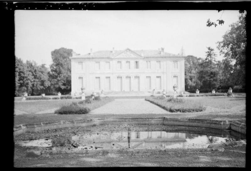 Vue de la façade arrière du château.