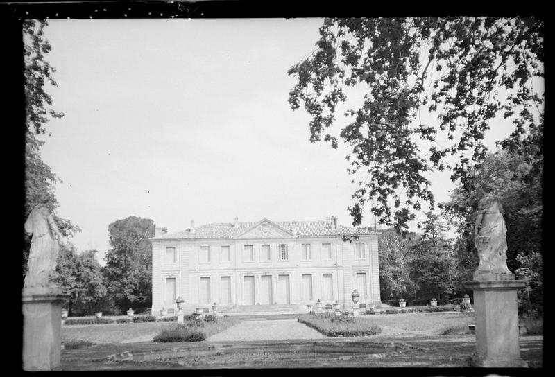 Vue de la façade arrière du château.