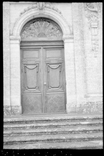 Portail de la façade principale du château.