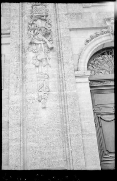 Détail du décor sculpté du portail de la façade principale du château.