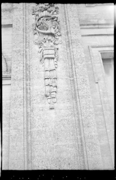 Détail du décor sculpté du portail de la façade principale du château.