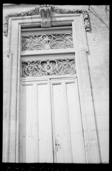 Portail de la façade latérale du château.