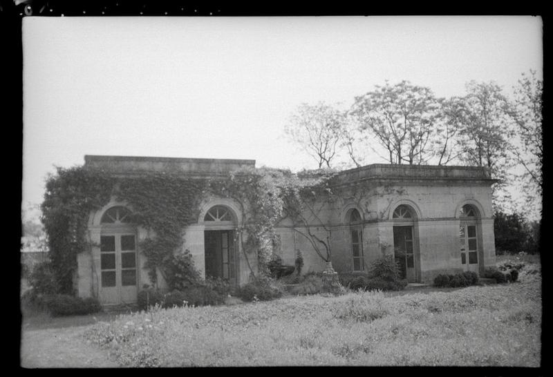 Petit pavillon à deux ailes.