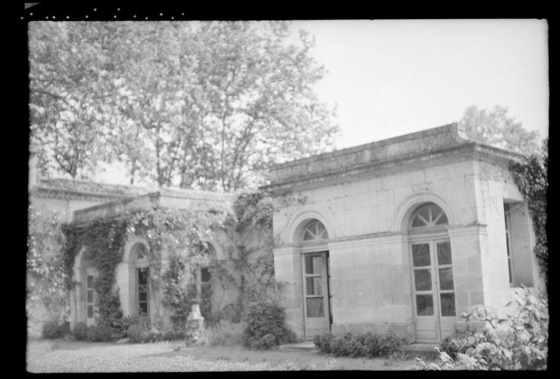 Petit pavillon à deux ailes.