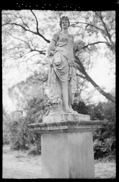 Statue du parc ; homme couronné.