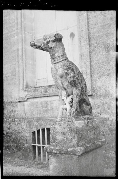 Statue du parc ; chien.