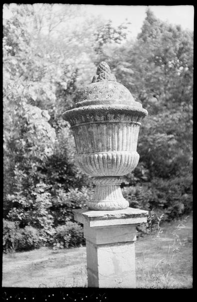 Statue du parc ; vase.