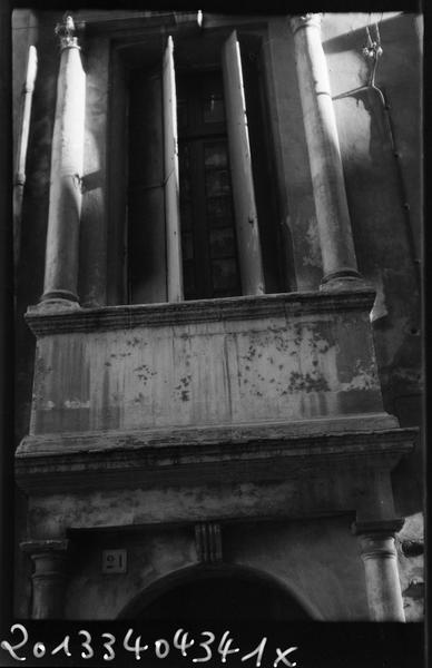 Détail de la façade principale : colonnes.