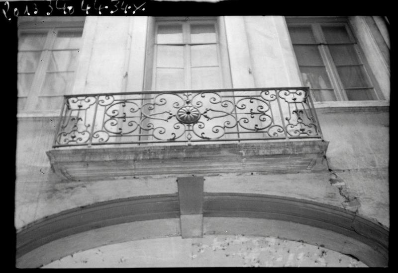 Détail d'un balcon d'une façade sur cour.