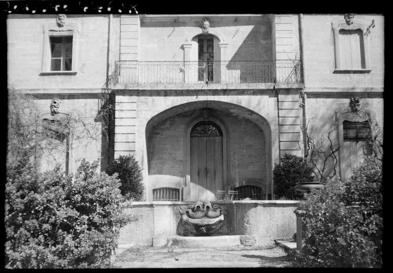 Entrée de l'hôtel et jardin.