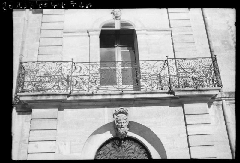 Balcon surplombant le portail de la façade principale.