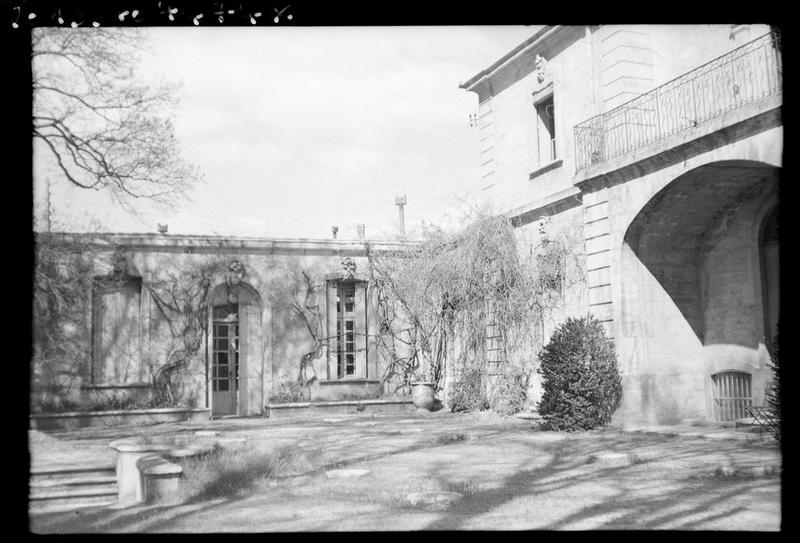 Hôtel et son orangerie.