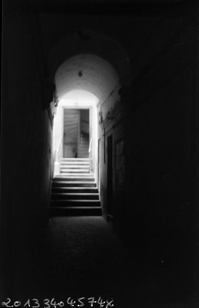 Intérieur ; rez-de-chaussée avec l'escalier secondaire en vis.