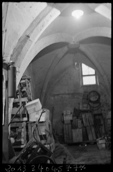 Intérieur ; salle voûtée.