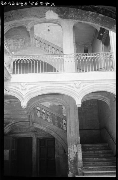 Grand escalier dans la cour.