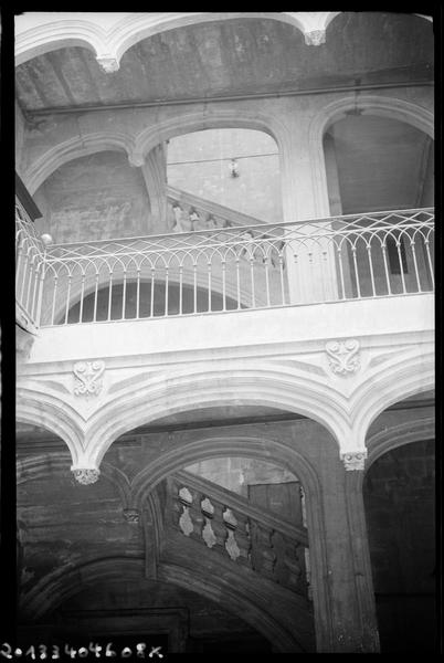 Grand escalier dans la cour.