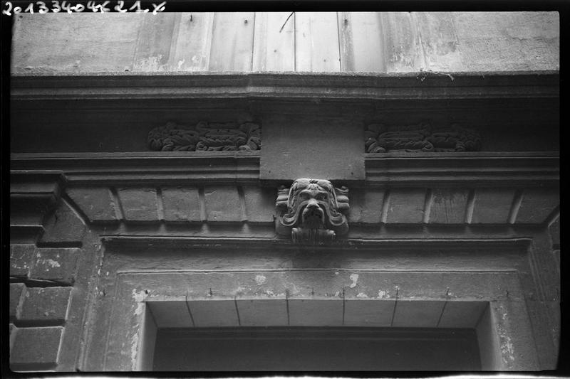 Fronton du portail.
