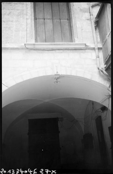 Vestibule ouvert sur cour.