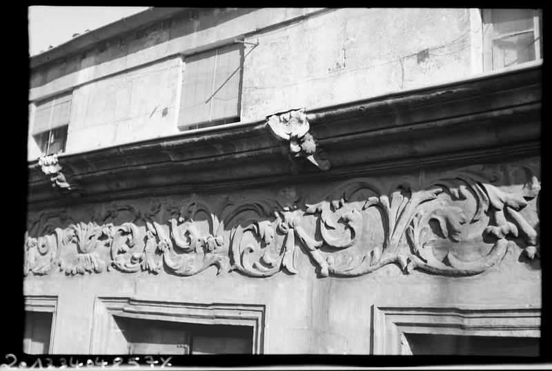 Détail du décor de la façade sur rue.