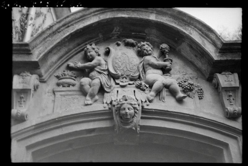 Portail vue sur rue ; fronton sculpté.