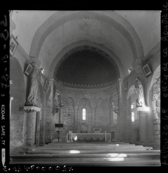 Intérieur ; nef et choeur.