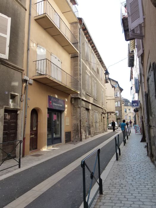 Vue de la maison dans le tissu médiéval de la rue Basse.