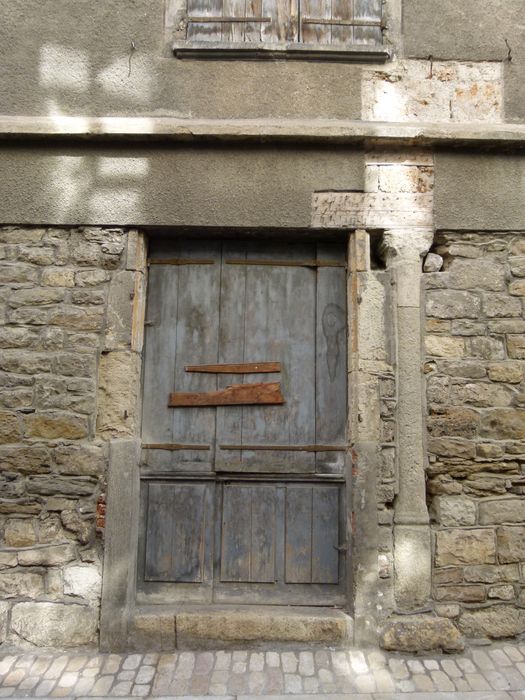 Façade principale. A droite de la porte apparaît une colonne à chapiteau provenant de la construction précédente.