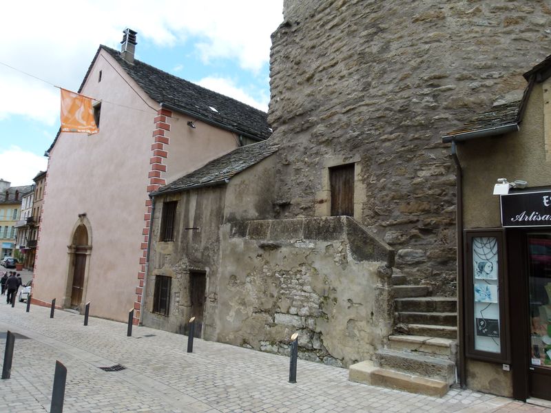 Vue de la façade de la chapelle et de la tour des Pénitents sur la rue de la République.