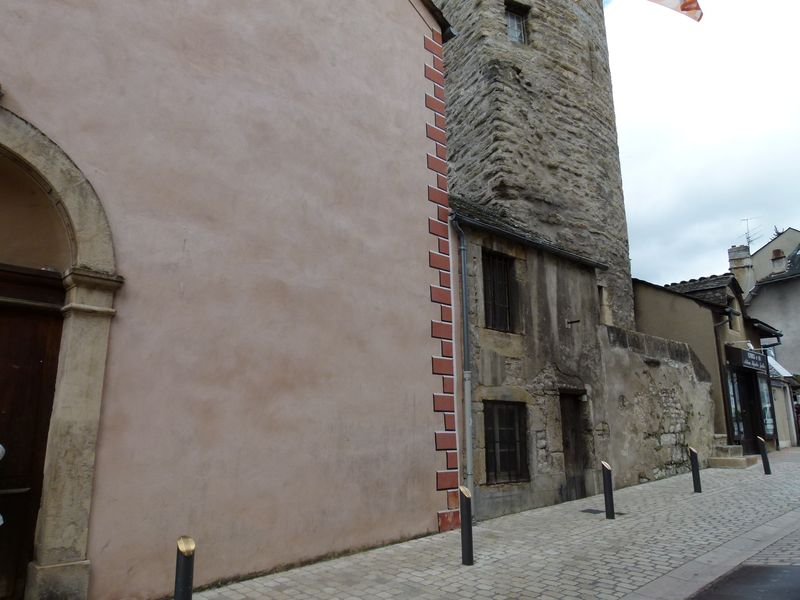 Entrée de la chapelle et de la tour des Pénitents sur la rue de la République.