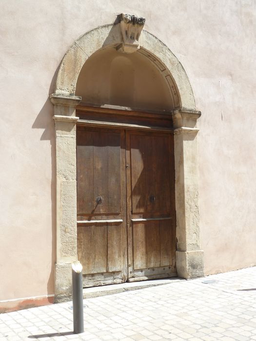 Portail d’entrée de la chapelle des Pénitents blancs.