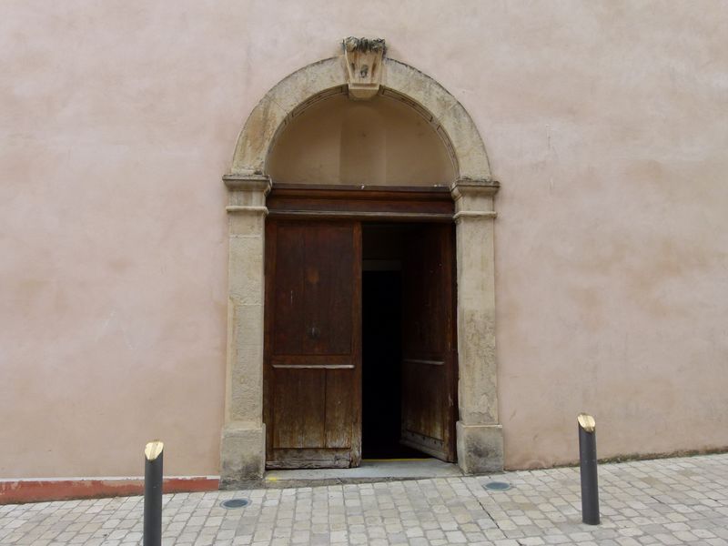 Portail d’entrée de la chapelle des Pénitents blancs.