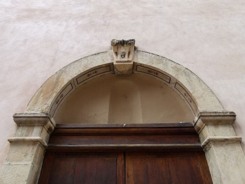 Portail d’entrée de la chapelle des Pénitents blancs. Détail.