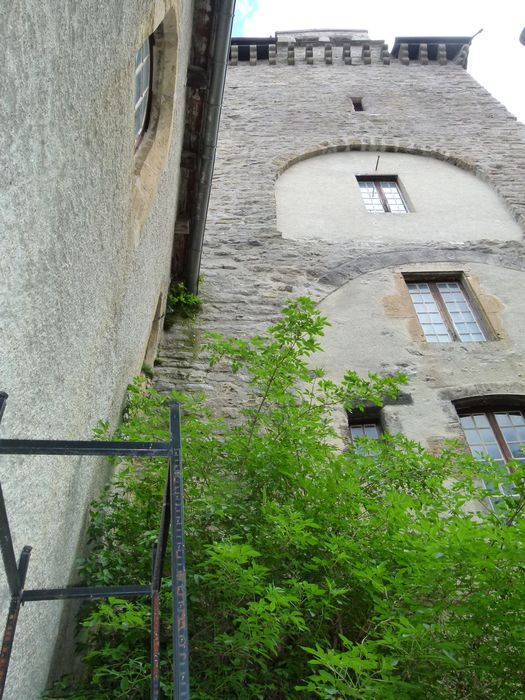 Cour et vue de la tour des Pénitents.