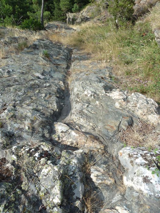 Voie romaine de Coudoulous avec ornières et traces de passage des chars.