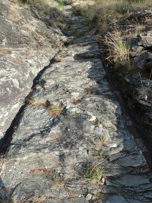 Voie romaine de Coudoulous avec ornières et traces de passage des chars.