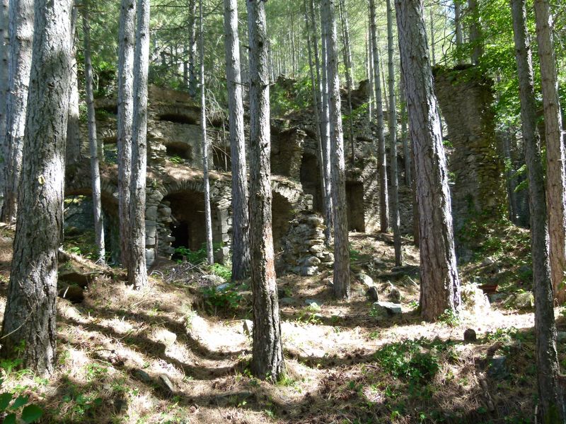 Ancienne mine argentifère. La fonderie. Mur est. Arcs soutenant la toiture.