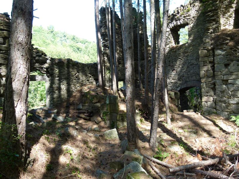 Ancienne mine argentifère. La fonderie. Mur est. Angle nord-est, four de coupellation.