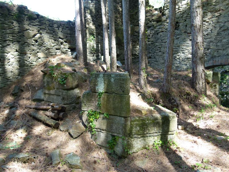 Ancienne mine argentifère. La fonderie. Four de coupellation. Base en grès.