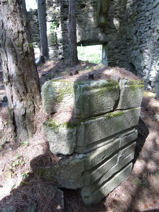 Ancienne mine argentifère. La fonderie. Four de coupellation. Base en grès.