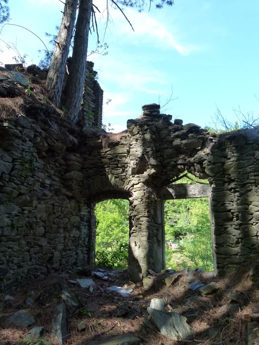 Ancienne mine argentifère. La fonderie. Baies à encadrement de grès.