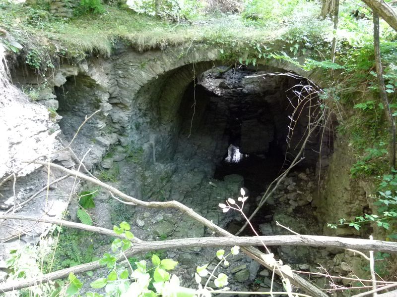 Ancienne mine argentifère. Voûte sur le ruisseau de la Picadière.