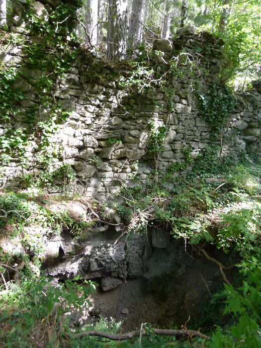 Ancienne mine argentifère. La fonderie. Fondation des murs de la fonderie.