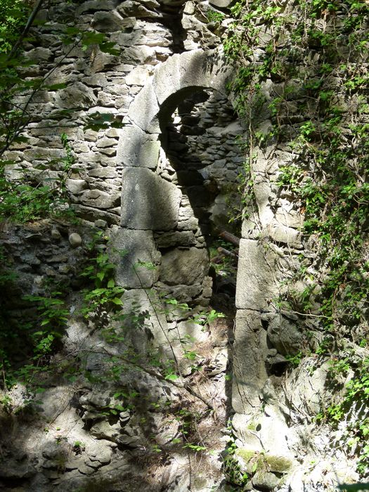 Ancienne mine argentifère. La fonderie. Porte à encadrement de grès.