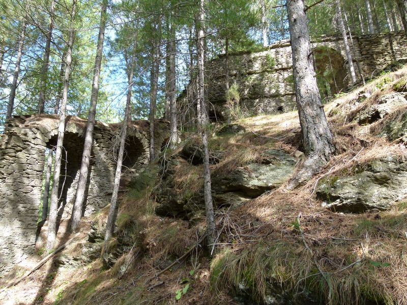 Ancienne mine argentifère. Cheminée de condensation de l’usine de Bocard qui court le long de la montagne.