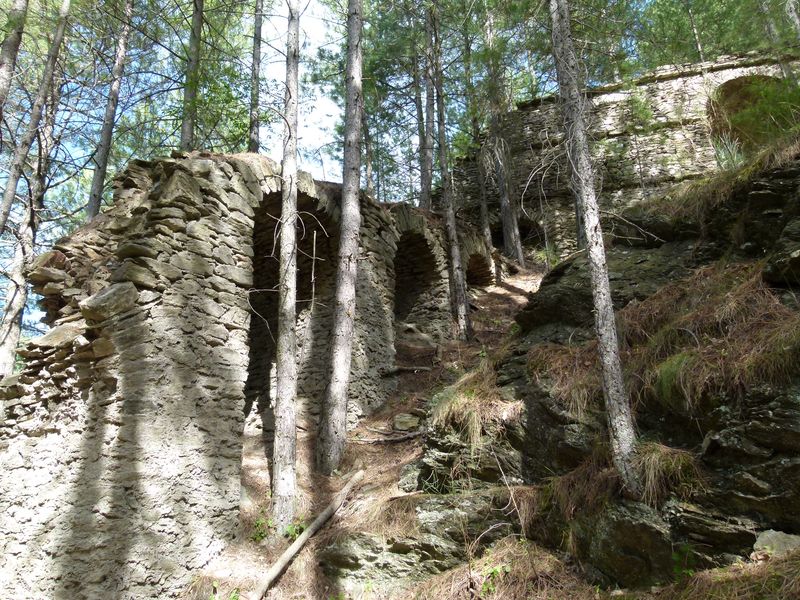 Ancienne mine argentifère. Cheminée de condensation. Cheminée rampante qui épouse la pente sur 500m,étayées par des arches régulières.