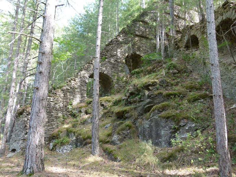 Ancienne mine argentifère. Cheminée de condensation.