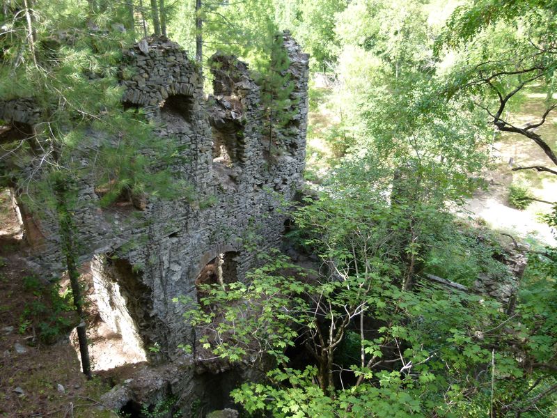 Ancienne mine argentifère. Cheminée de condensation.