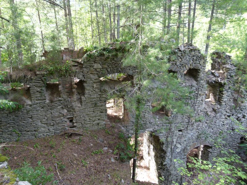 Ancienne mine argentifère. Cheminée de condensation.