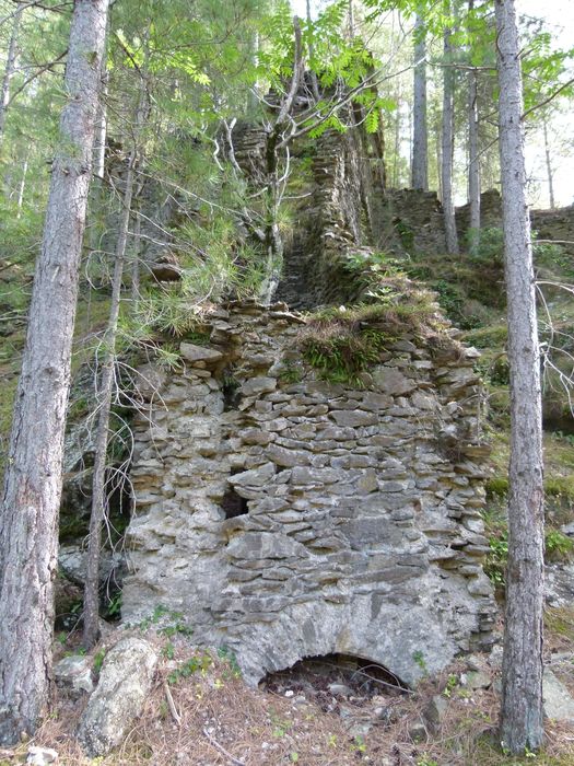 Ancienne mine argentifère. Cheminée de condensation. Ouverture nécessaire au ramonage.