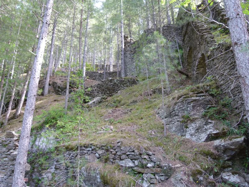 Ancienne mine argentifère. Cheminée de condensation vue depuis le chemin communal.